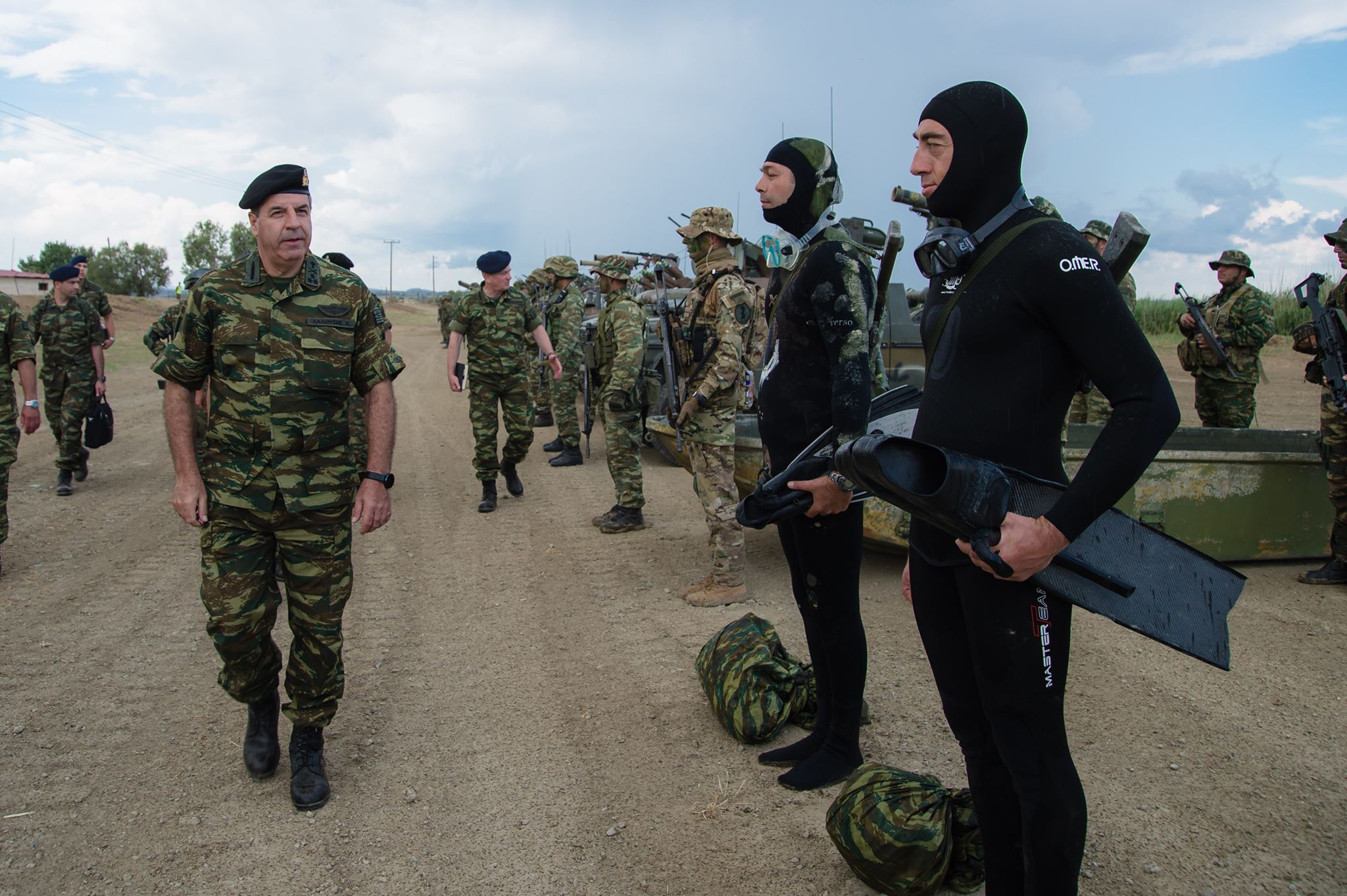 Εντυπωσιακές εικόνες από στρατιωτική άσκηση στον Έβρο υπό το βλέμμα του Αρχηγού ΓΕΣ