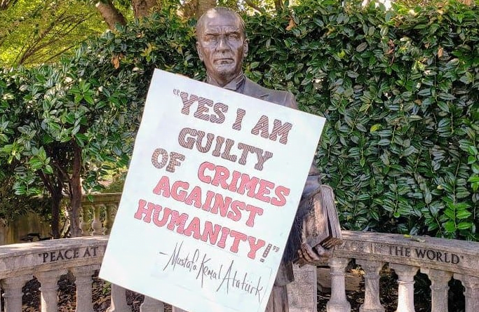 “Ένοχος για εγκλήματα κατά της ανθρωπότητας”! Αυτό ανέφερε επιγραφή που αναρτήθηκε στο άγαλμα του Κεμάλ στην Ουάσινγκτον
