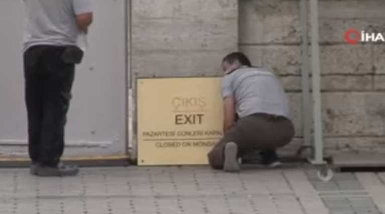 Κατεβάζουν τις πινακίδες με ένδειξη «μουσείο» από την Αγιά Σοφιά (Βίντεο)