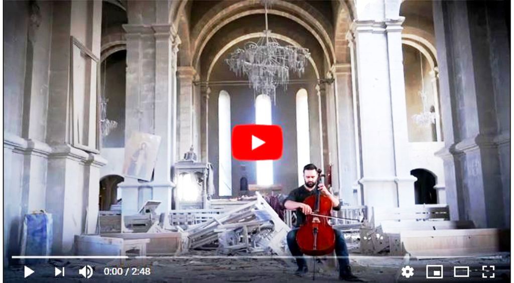 Ο Βέλγος βιολοντσελίστας Sevak Avanesyan παίζει στη μέση του βομβαρδισμένου καθεδρικού ναού του Αρτσάχ