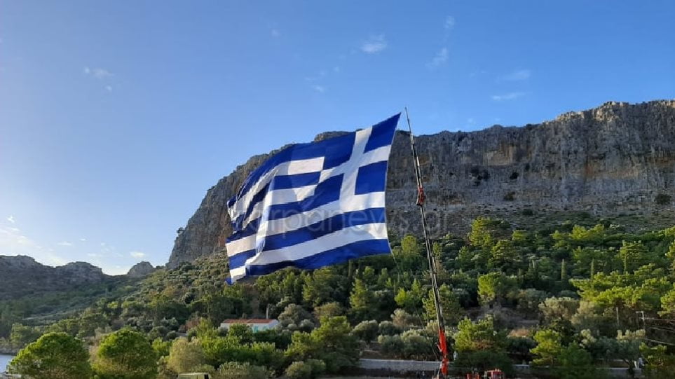 Καστελόριζο: Κρητικός ύψωσε την μεγαλύτερη ελληνική σημαία – Δείτε βίντεο