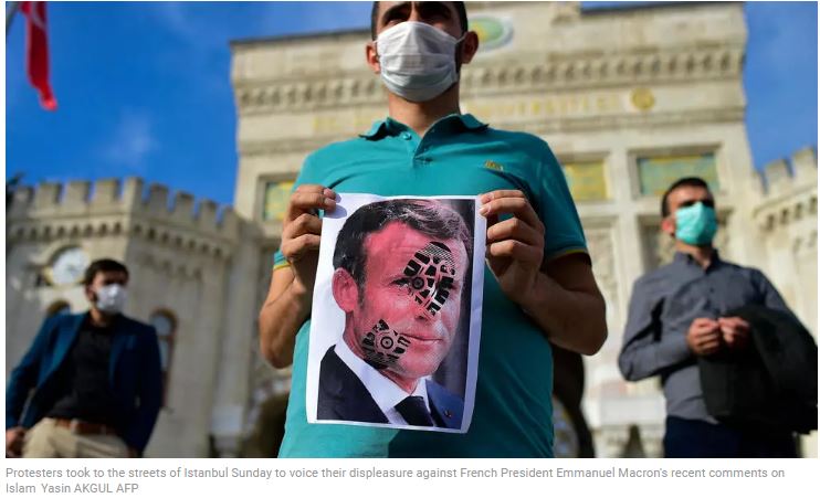 Economist: Γιατί οι επιθέσεις του Erdogan στη Γαλλία θα γυρίσουν μπούμερανγκ