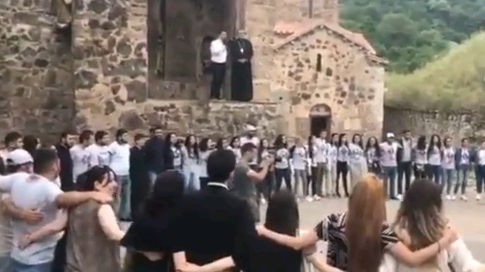 Ναγκόρνο Καραμπάχ: Αρμένιοι αποχαιρετούν τις εκκλησίες τους πριν ξεριζωθούν