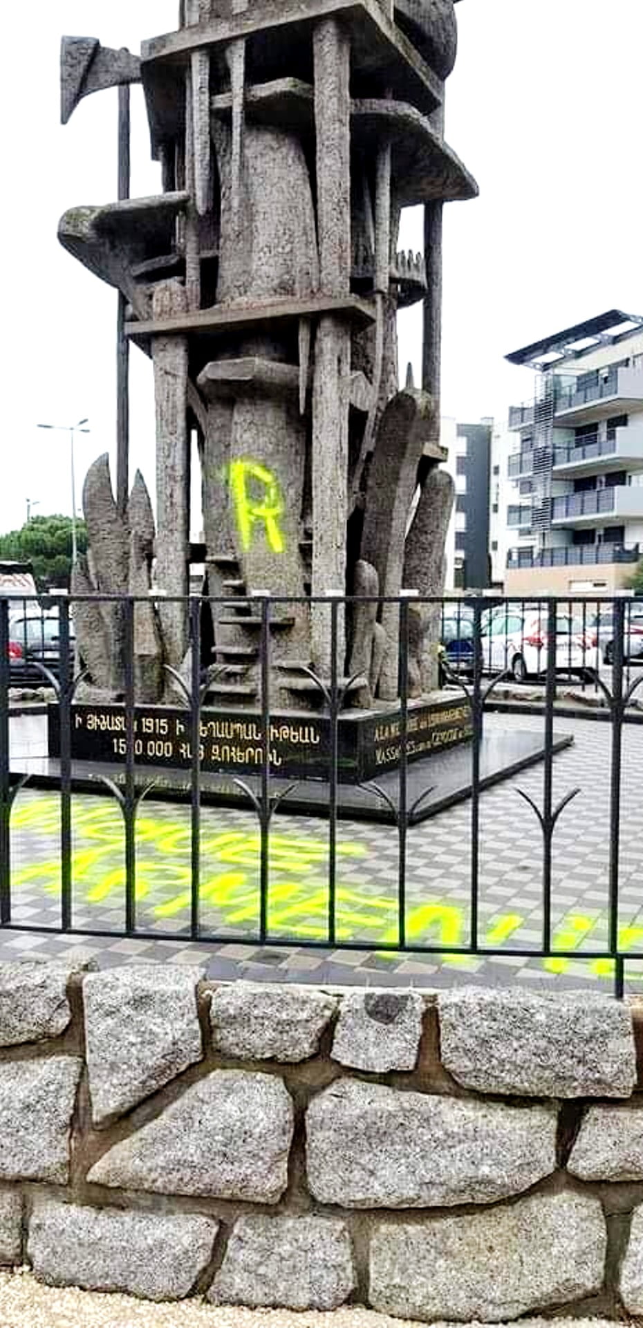 Γαλλία: Τα καλά παιδιά του ΡΤΕ βεβήλωσαν με επιγραφές σε σπρέι υπέρ της Τουρκίας το Μνημείο για τη γενοκτονία των Αρμενίων κοντά στη Λυών