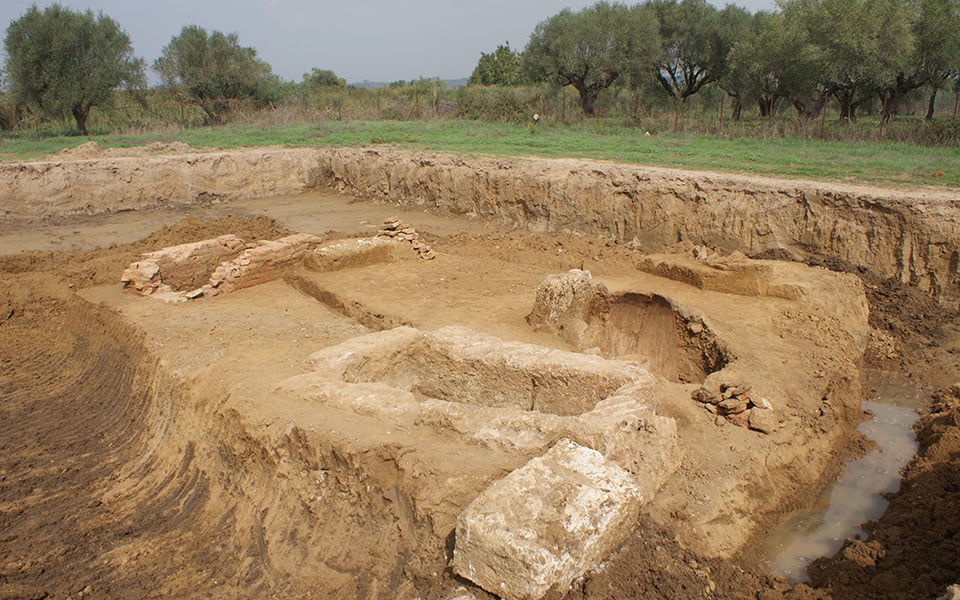 Αποκάλυψη οκτώ τάφων σε ανασκαφική έρευνα στην Ηλεία (εικόνες)