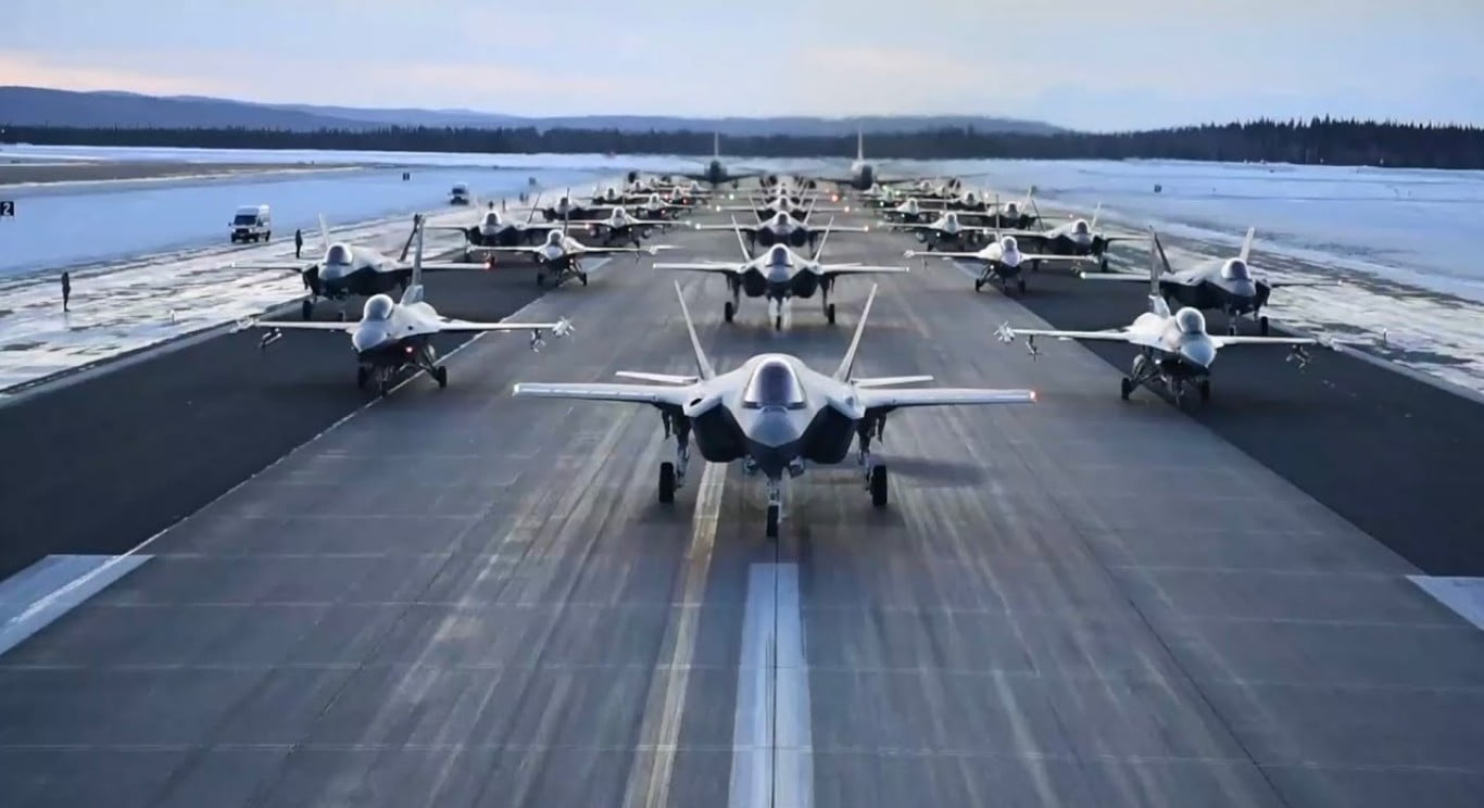 Εντυπωσιακό βίντεο: F-35 και F-16 απογειώνονται μαζί σε απόσταση αναπνοής – Τι είναι το «elephant walk»