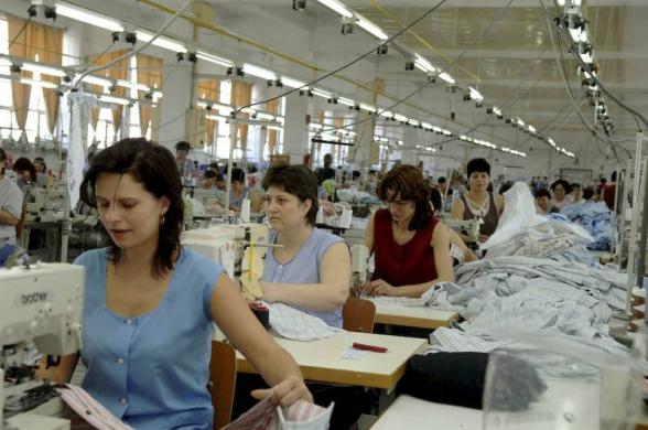 Ρουμανία: Πώς οι χαμηλοί φόροι αύξησαν τους μισθούς και έδιωξαν τις βιομηχανίες ρούχων