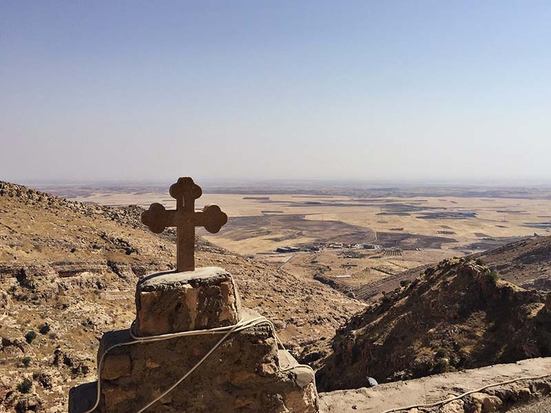 Νέα έκθεση δείχνει τα δεινά των Ασσυρίων Χριστιανών από τους βομβαρδισμούς της Τουρκίας