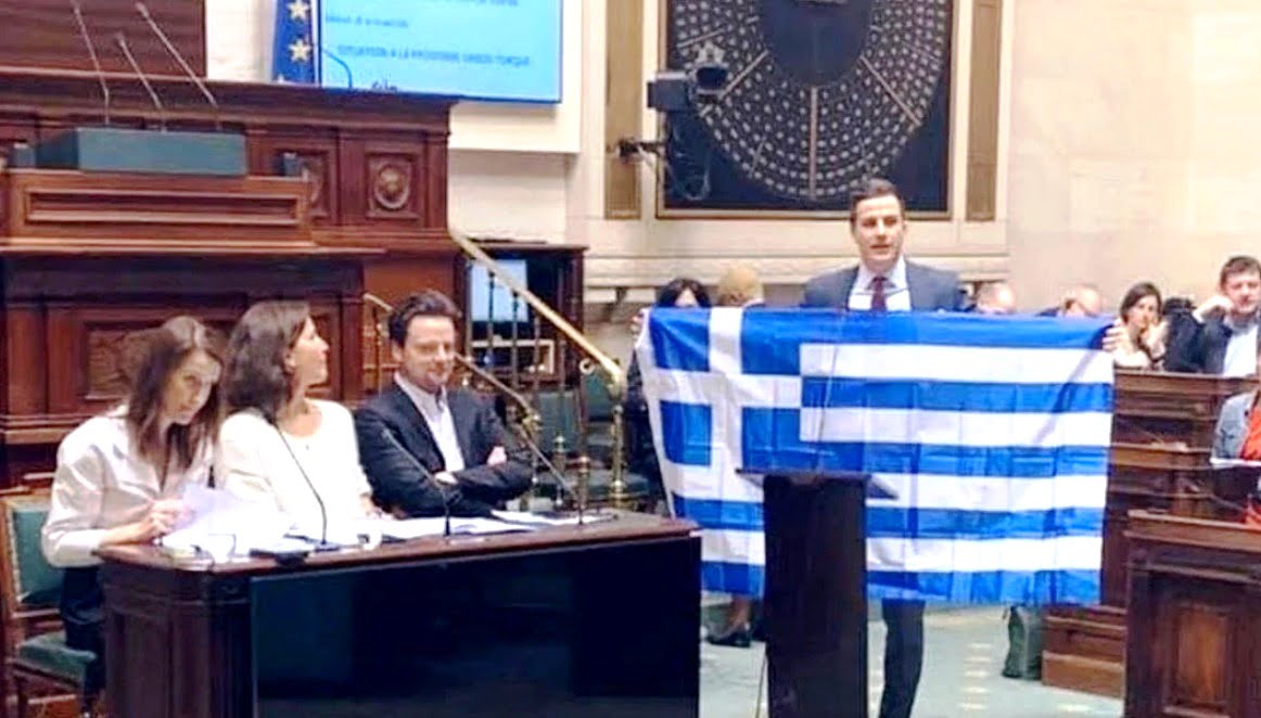 «Γνωρίζετε αυτή τη σημαία; Αυτοί, οι Έλληνες, φρουρούν τα σύνορά μας»!