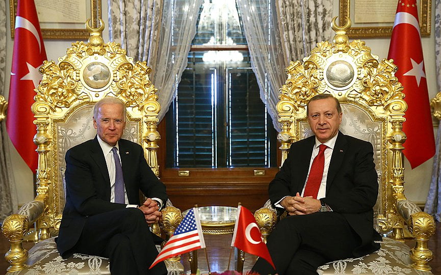 Σειρά εμποδίων στη ανάκαμψη των σχέσεων ΗΠΑ-Τουρκίας, γράφει το «ΑΡ»