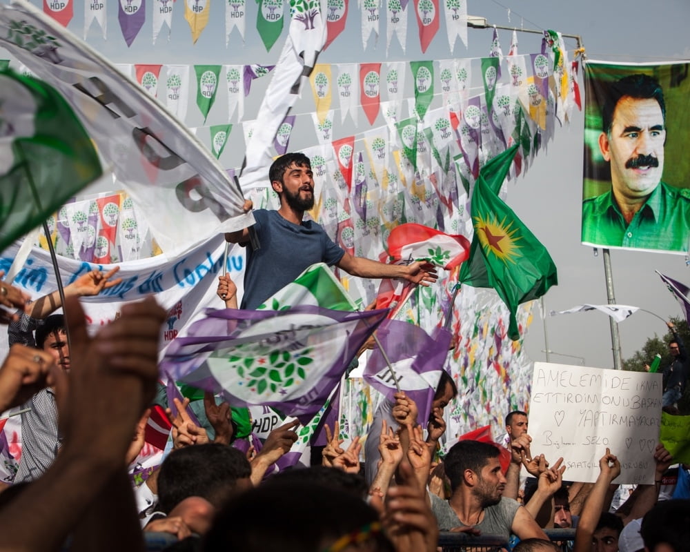 Ο Ερντογάν, 20 ημέρες πριν τη Σύνοδο Κορυφής της Ε.Ε., διώκει το κουρδικό κόμμα HDP που πήρε 6 εκατ. ψήφους
