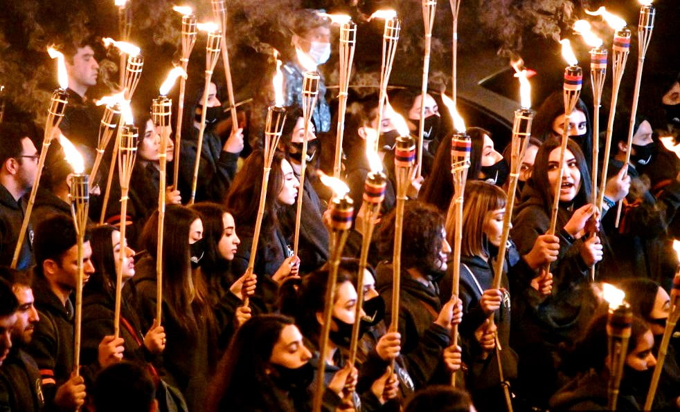 Ερεβάν: Σχεδόν 10.000 άτομα τίμησαν τα θύματα της γενοκτονίας