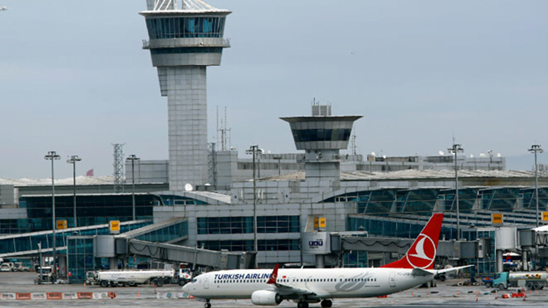 Εξευτελισμός δύο Ελλήνων στο αεροδρόμιο της Κωνσταντινούπολης από τις τουρκικές αρχές! Στα κρατητήρια για 2 μέρες – Ήθελαν να πάρουν ανήλικο από τη μητέρα του