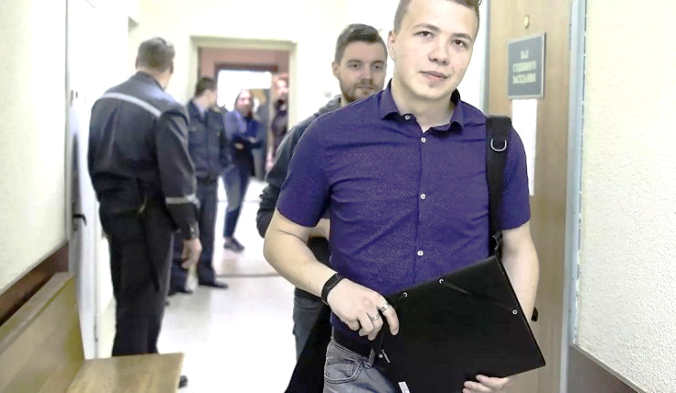 Σύλληψη αντιπάλου στο Μινσκ. Η ατλαντική συντροφία υπερασπίζεται το μονοπώλιο της