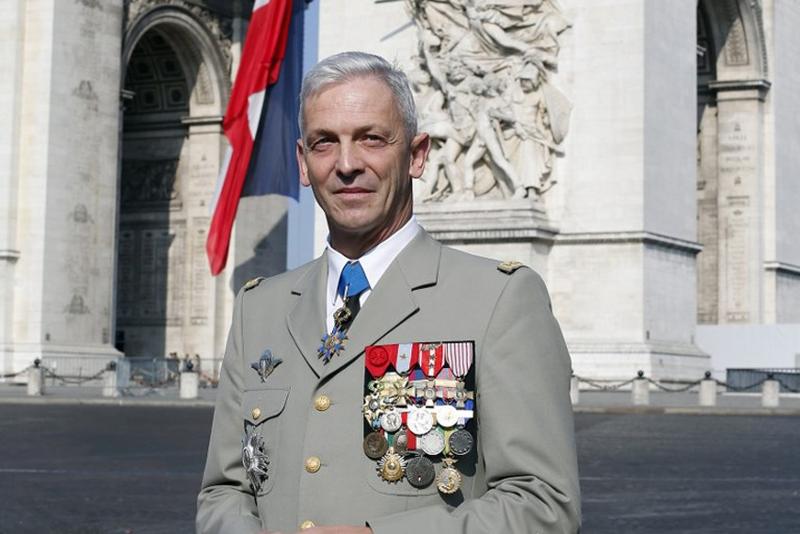 Αρχηγός Γενικού Επιτελείου Γαλλίας: «Να παραιτηθούν από το στράτευμα όσοι υπέγραψαν»