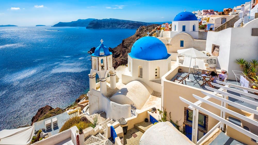 Forbes: Γιατί η Ελλάδα είναι ο πιο δημοφιλής ευρωπαϊκός προορισμός του καλοκαιριού