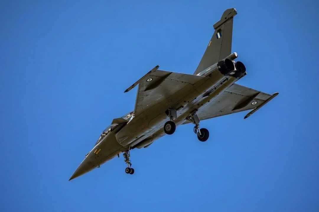 Το πρώτο ελληνικό Rafale στον αέρα με τα διακριτικά της Πολεμικής Αεροπορίας – Πότε προσγειώνεται στην Τανάγρα το game changer αεροσκάφος
