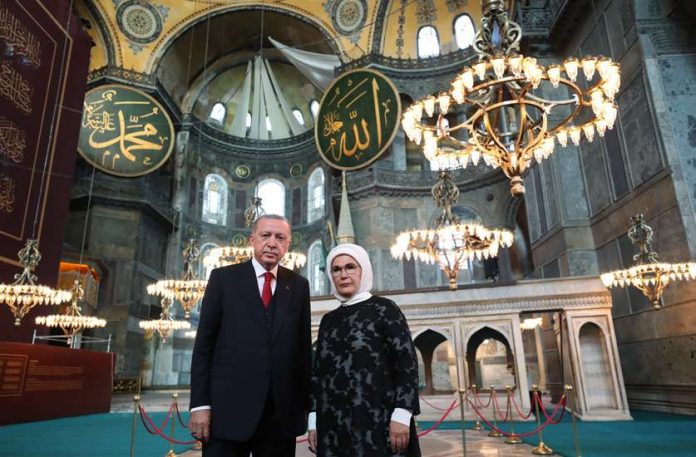 Ο Ερντογάν βυθίζει όλο και πιο βαθιά την Τουρκία στον ισλαμο-συντηρητισμό