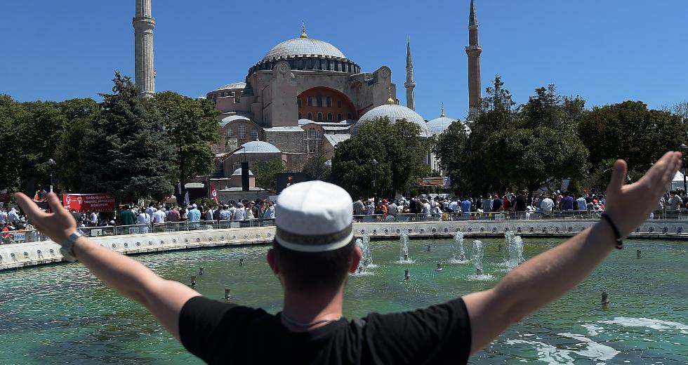Ο Guardian “καίει” την Τουρκία: Παίζει πολιτικά παιχνίδια με τον κορωνοϊό – Πού κολλά η μετατροπή της Αγιάς Σοφιάς σε Τζαμί;