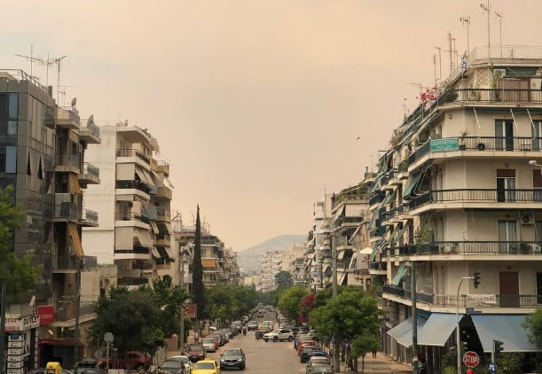 Φωτιά στην Κορινθία: Πνίγεται στους καπνούς όλη η Αθήνα