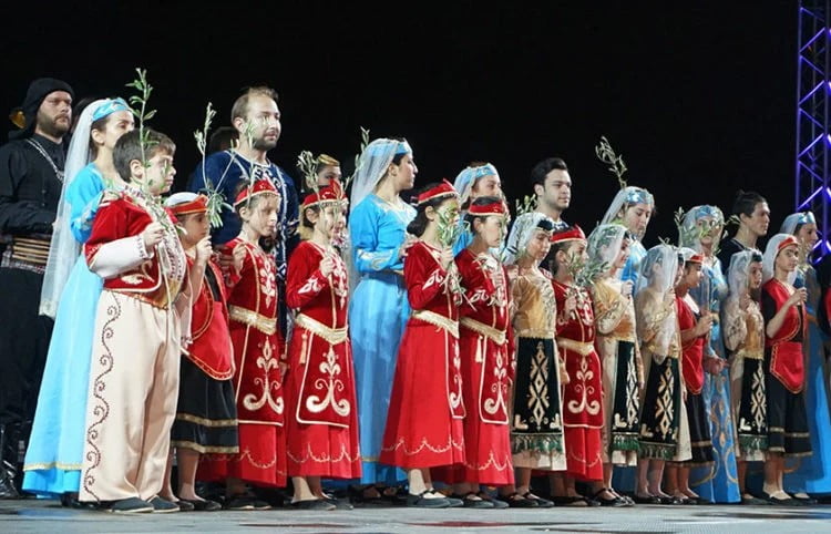 Ο αρμενικός χορός μπατολά και ο ποντιακός πατούλα δείχνουν πώς επηρεάστηκαν από τη συνύπαρξή τους οι δύο λαοί