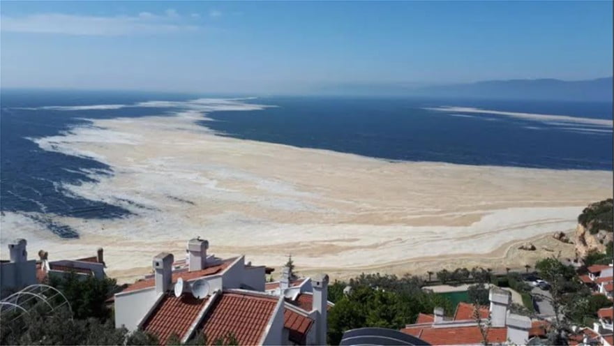 Τουρκία: Γέμισε βλέννα η θάλασσα του Μαρμαρά – Φόβοι για ξέσπασμα χολέρας – Κατευθύνεται προς το Αιγαίο (Βίντεο και φωτό)