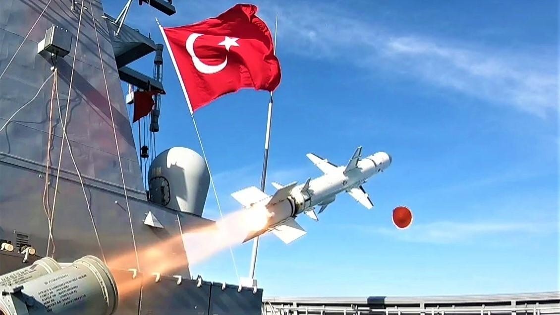 Η Τουρκία δοκιμάζει πυραύλους επιφανείας Atmaca και ναυτικά πυροβόλα