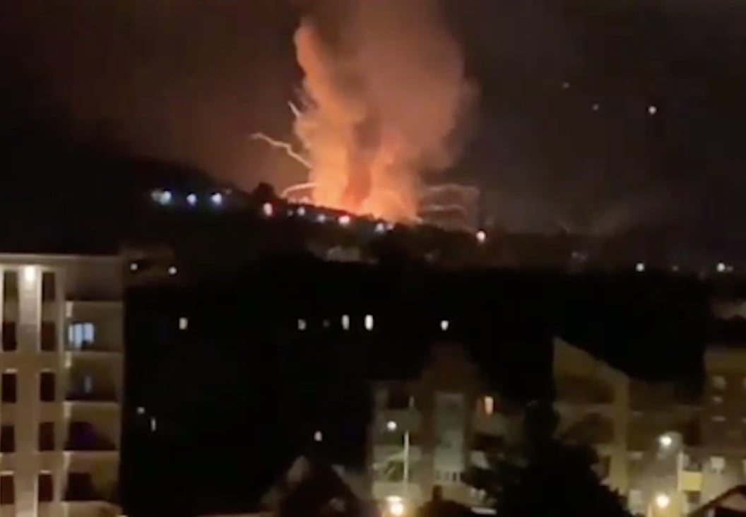 Σερβία: Ισχυρές εκρήξεις σε εργοστάσιο πυρομαχικών – Πληροφορίες για εγκλωβισμένους (Βίντεο)