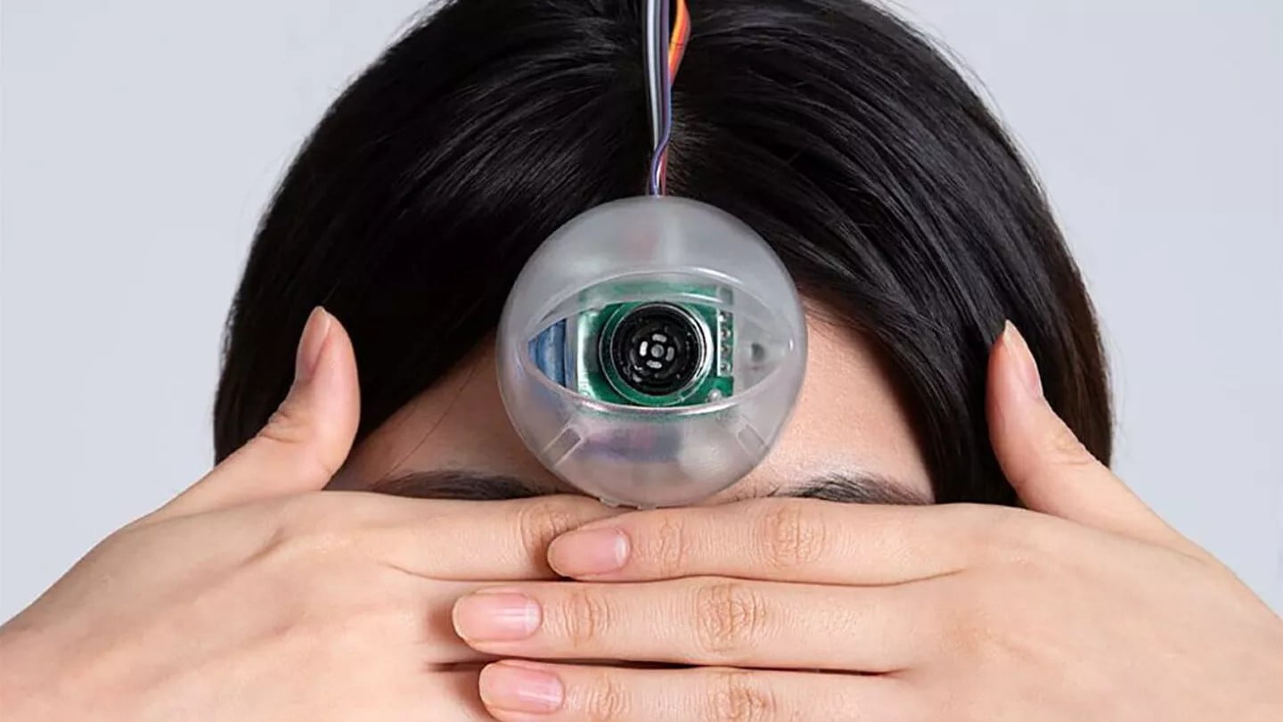 Το “Τρίτο Μάτι”: Η συσκευή που κρατά ασφαλείς τους χρήστες των smartphones ενώ περπατούν