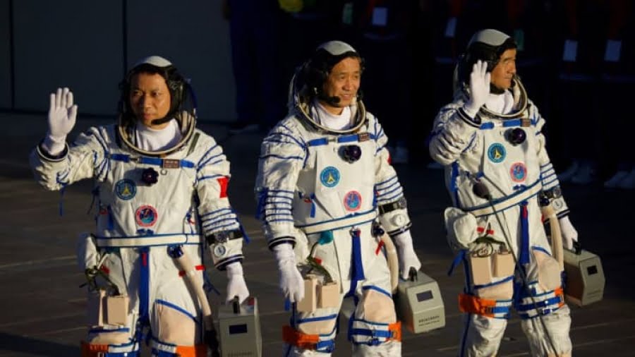 Η Κίνα στέλνει τους πρώτους αστροναύτες της στο διάστημα