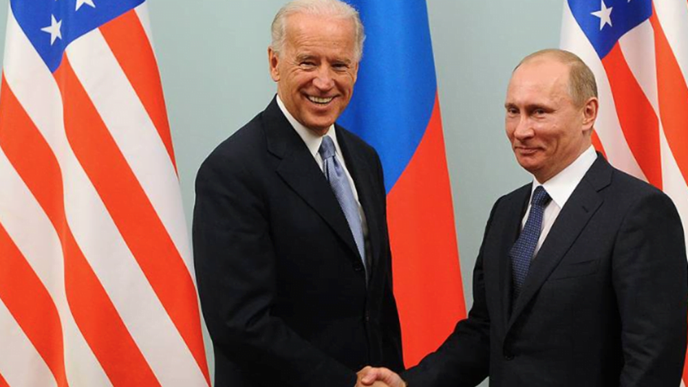 Bloomberg: Ο Μπάιντεν θα προειδοποιήσει τον Πούτιν ότι οι ΗΠΑ θα απαντήσουν με αντίποινα