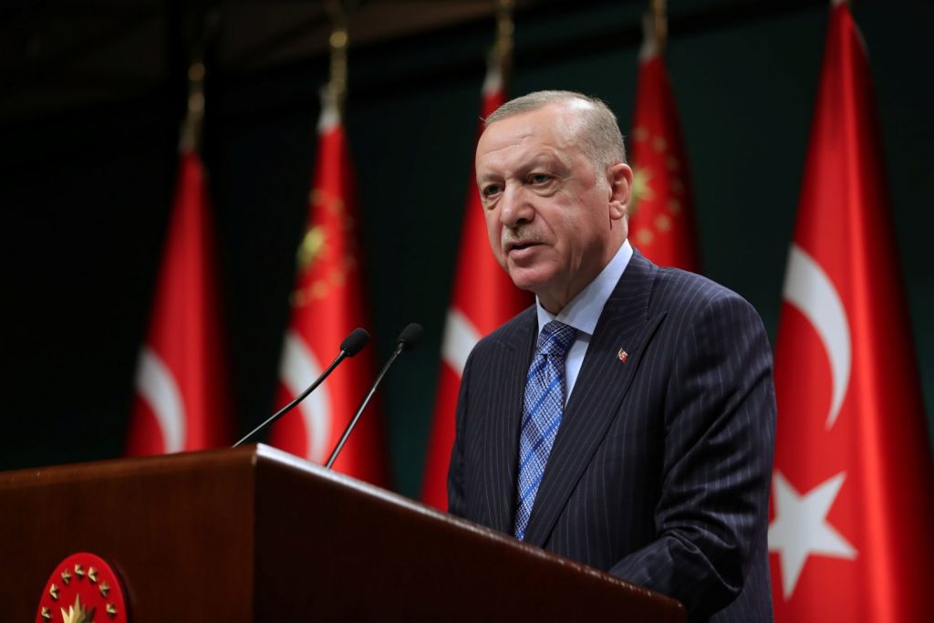 Ο Ερντογάν πανηγυρίζει αλλά οι ΗΠΑ ανησυχούν για την επίθεση στον κουρδικό καταυλισμό