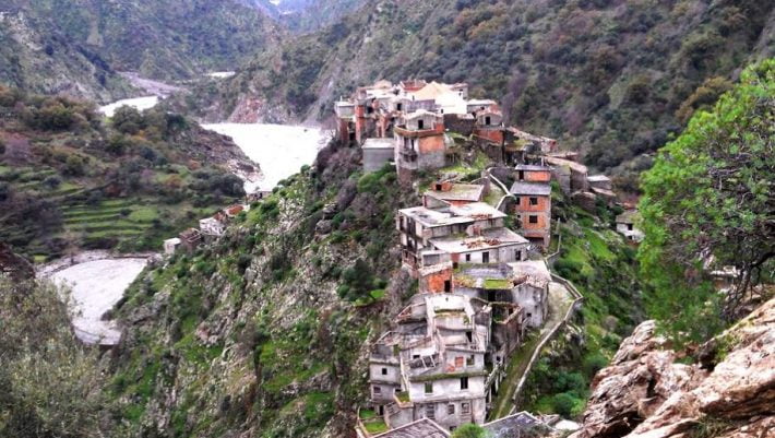 Σπίτια αγκαλιά με τον γκρεμό: Το ελληνικό χωριό της Ιταλίας με την γκρεκάνικη γλώσσα που δεν καταλαβαίνει κανείς