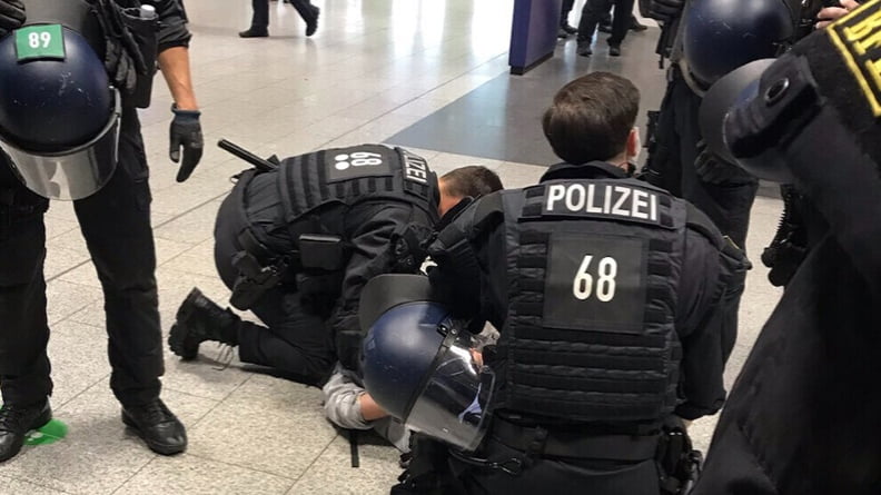 Ο… εκτουρκισμός της Γερμανίας – Βία εναντίον μελών της αντιπροσωπείας Defend Kurdistan στο αεροδρόμιο