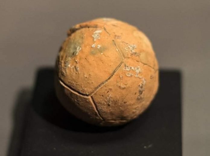 Η αρχαιότερη μπάλα «ποδοσφαίρου» στον κόσμο βρίσκεται στη Σαμοθράκη!