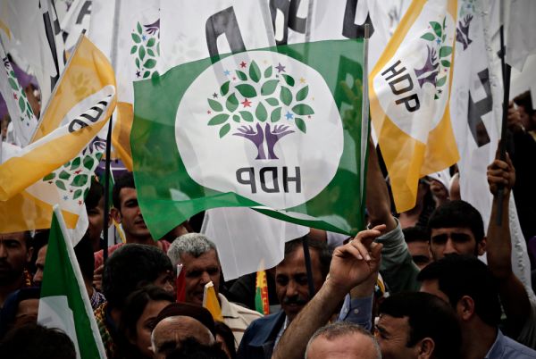 Η αντιφατική πολιτική Ερντογάν απέναντι στους Κούρδους