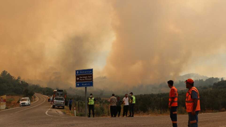 Τουρκία: Στους έξι οι νεκροί από τις δασικές πυρκαγιές – Εκκενώθηκαν σπίτια και ξενοδοχεία στην Αλικαρνασσό