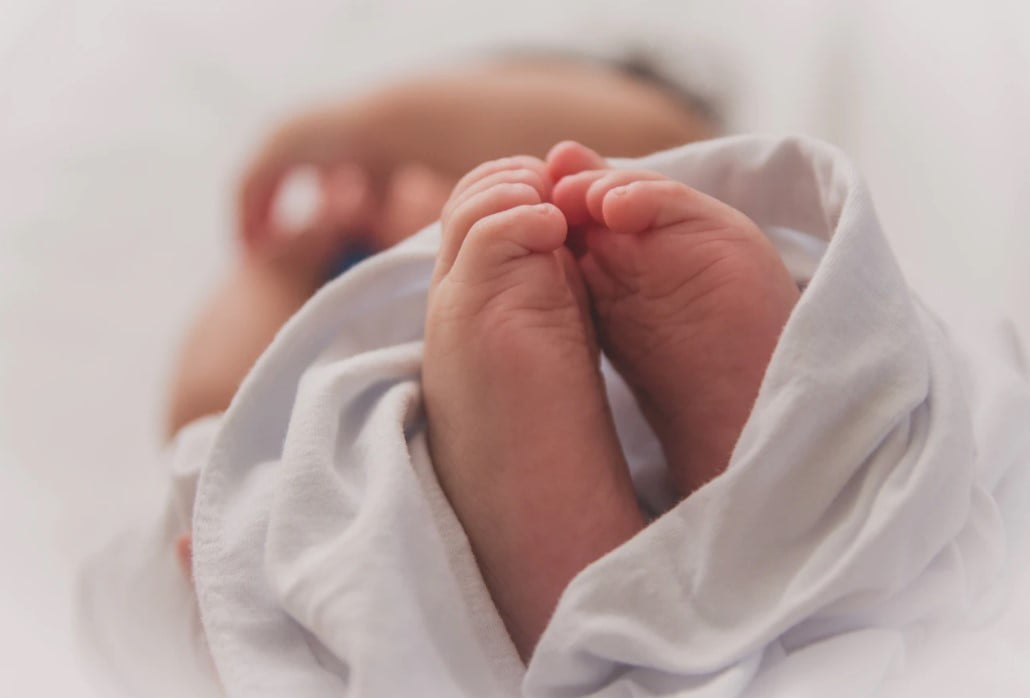 Γεννήθηκε το πρώτο μωράκι στη Χάλκη έπειτα από 50 χρόνια – Συγκίνηση στο νησί
