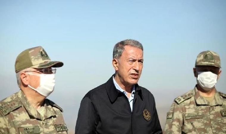 Ο Ακάρ μαζί με τη στρατιωτική ηγεσία στα σύνορα με τη Συρία