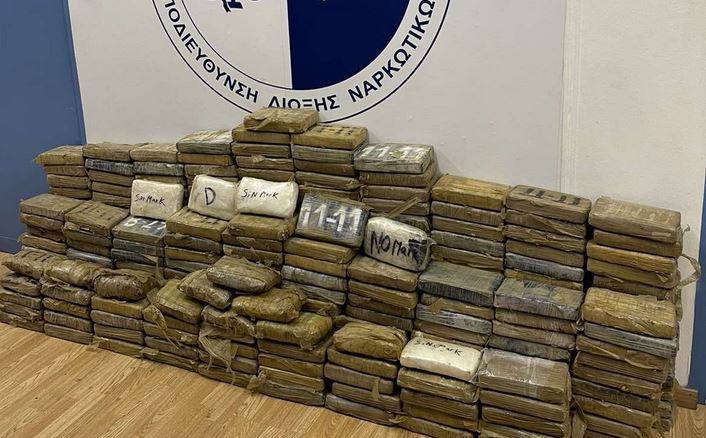 Πειραιάς: Έκρυβαν σε σακιά με καφέ 351 κιλά κοκαΐνη