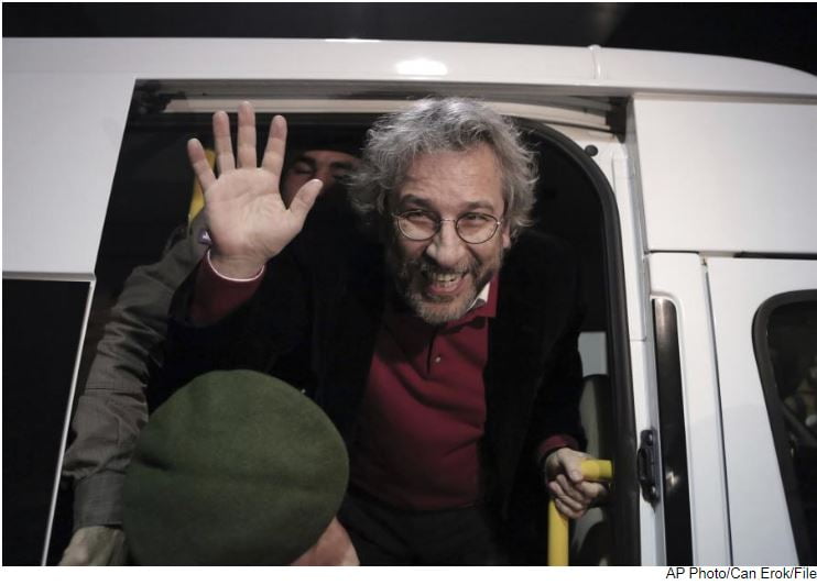 Ο διωκόμενος δημοσιογράφος Τζαν Ντουντάρ από το Βερολίνο: Κινδυνεύουμε από τους παρακρατικούς του Ερντογάν
