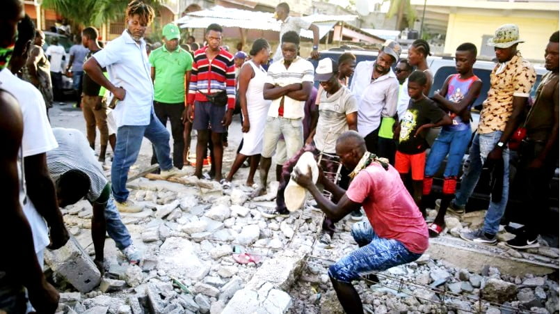 Λέκκας για Αϊτή: Πιθανόν οι νεκροί να ξεπεράσουν τις 10.000 – Αναμένεται ισχυρός μετασεισμός