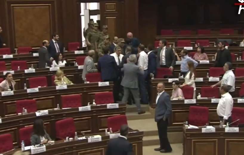 Ένταση στο κοινοβούλιο της Αρμενίας! Βουλευτής αποκάλεσε τον Πασινιάν… συνθηκολογημένο – Επενέβη η ασφάλεια στη συνεδρίαση (ΒΙΝΤΕΟ)