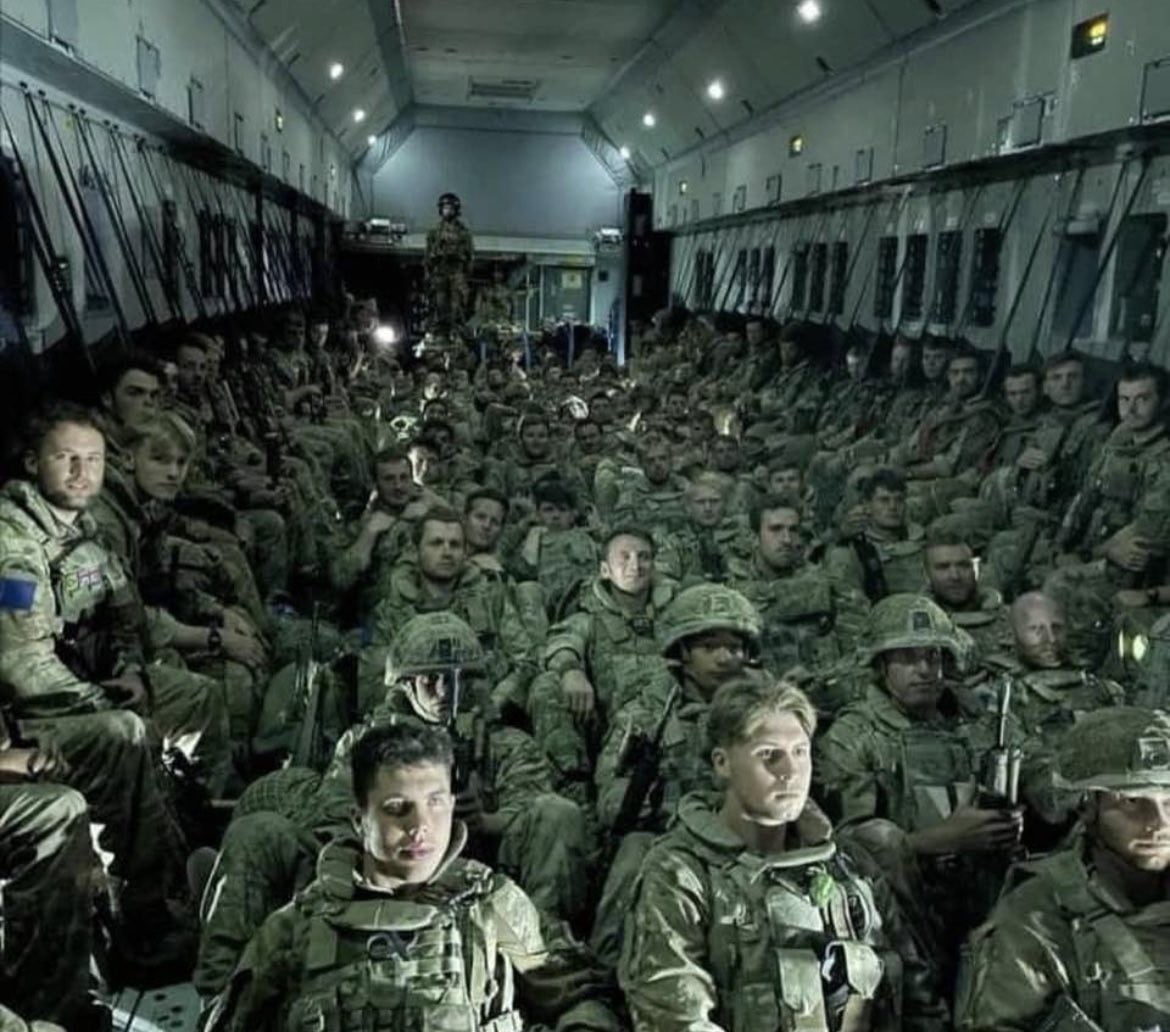 Αφγανιστάν: Τίτλοι τέλους για την Βρετανική παρουσία στη χώρα – Εξουθενωμένοι Βρετανοί στρατιώτες εγκαταλείπουν την Καμπούλ