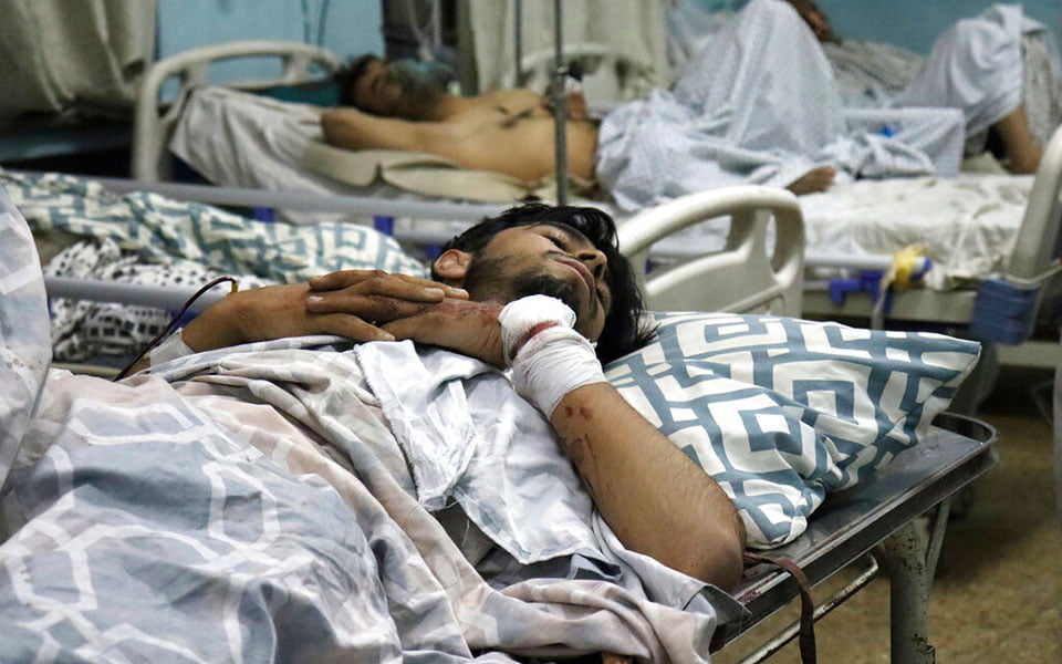 Τρόμος στην Καμπούλ: Ξεπέρασαν τους 100 οι νεκροί της επίθεσης στο αεροδρόμιο