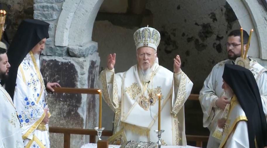 Ο Πατριάρχης τελεί τη Θεία Λειτουργία στην Παναγία Σουμελά (βίντεο)