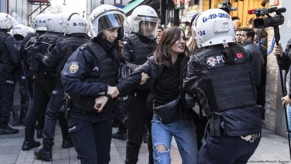 Γυναίκες που διαμαρτύρονται για τις γυναικοκτονίες στην Τουρκία δέχθηκαν επίθεση από την αστυνομία