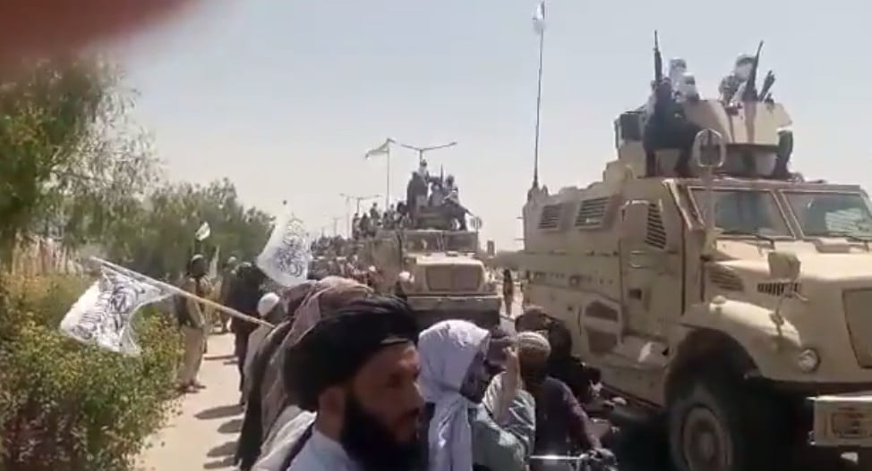 Αφγανιστάν: Οι Ταλιμπάν κάνουν παρέλαση στην Κανταχάρ μέσα σε αμερικανικά στρατιωτικά οχήματα