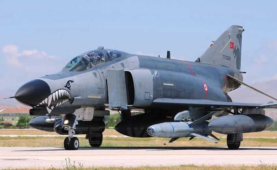 Νέα πρόκληση από τους Τούρκους! Έστειλαν Phantom F-4 πάνω από το Αιγαίο – Τρεις εικονικές αερομαχίες