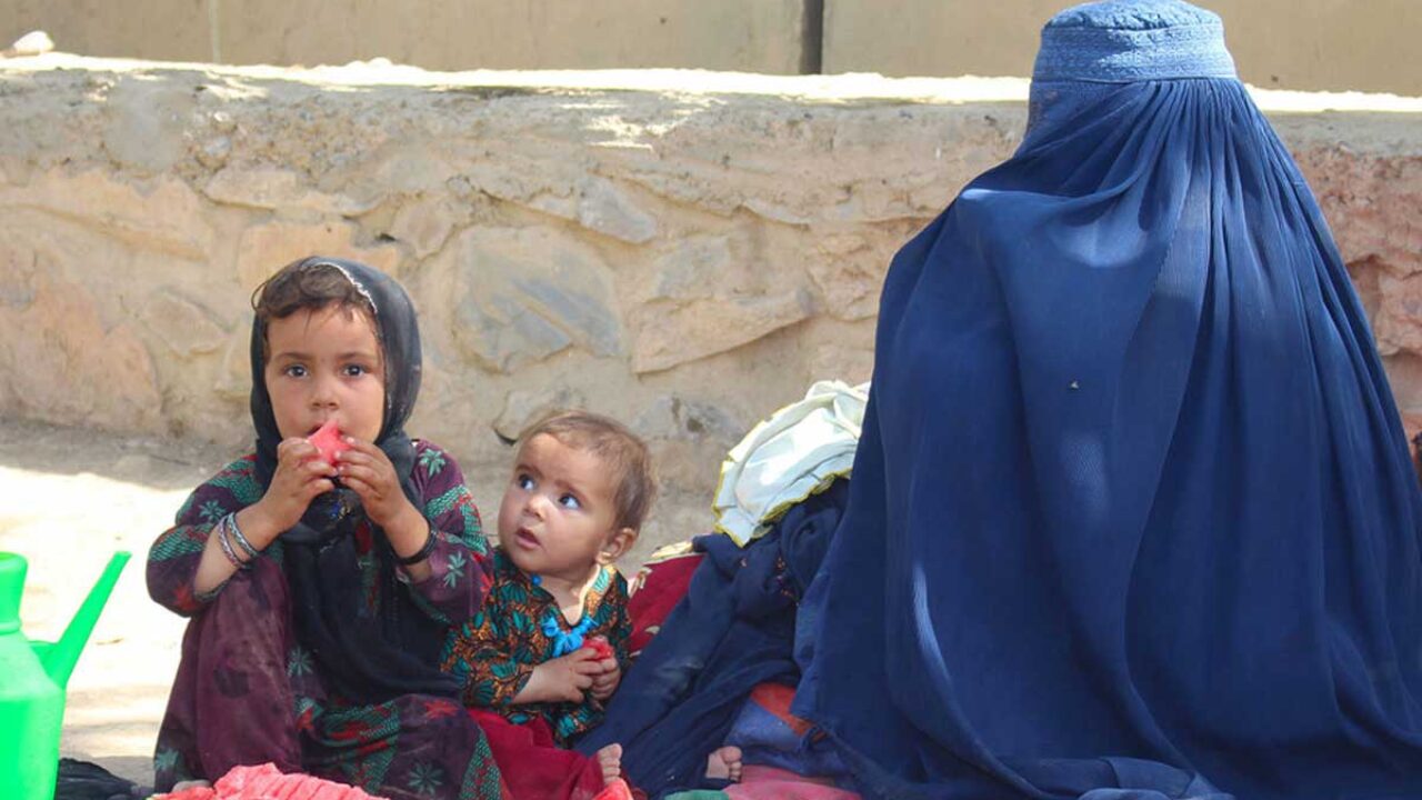 Σε άμεσο κίνδυνο η ζωή των παιδιών στο υπό κατάρρευση Αφγανιστάν